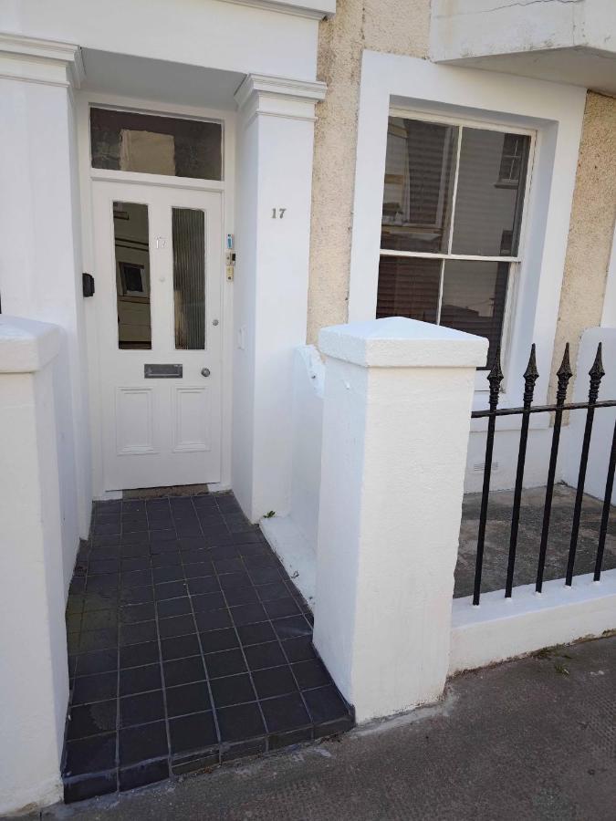 Ferienwohnung The Ploughman'S Rest Hove Exterior foto